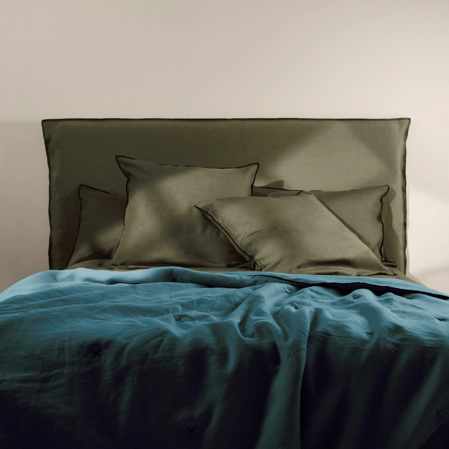 Couvre-lit Matelassé CARLINA Pétrole Et Bourdon Noir 4 Couvre-lit Matelassé CARLINA Pétrole Et Bourdon Noir – Image 4