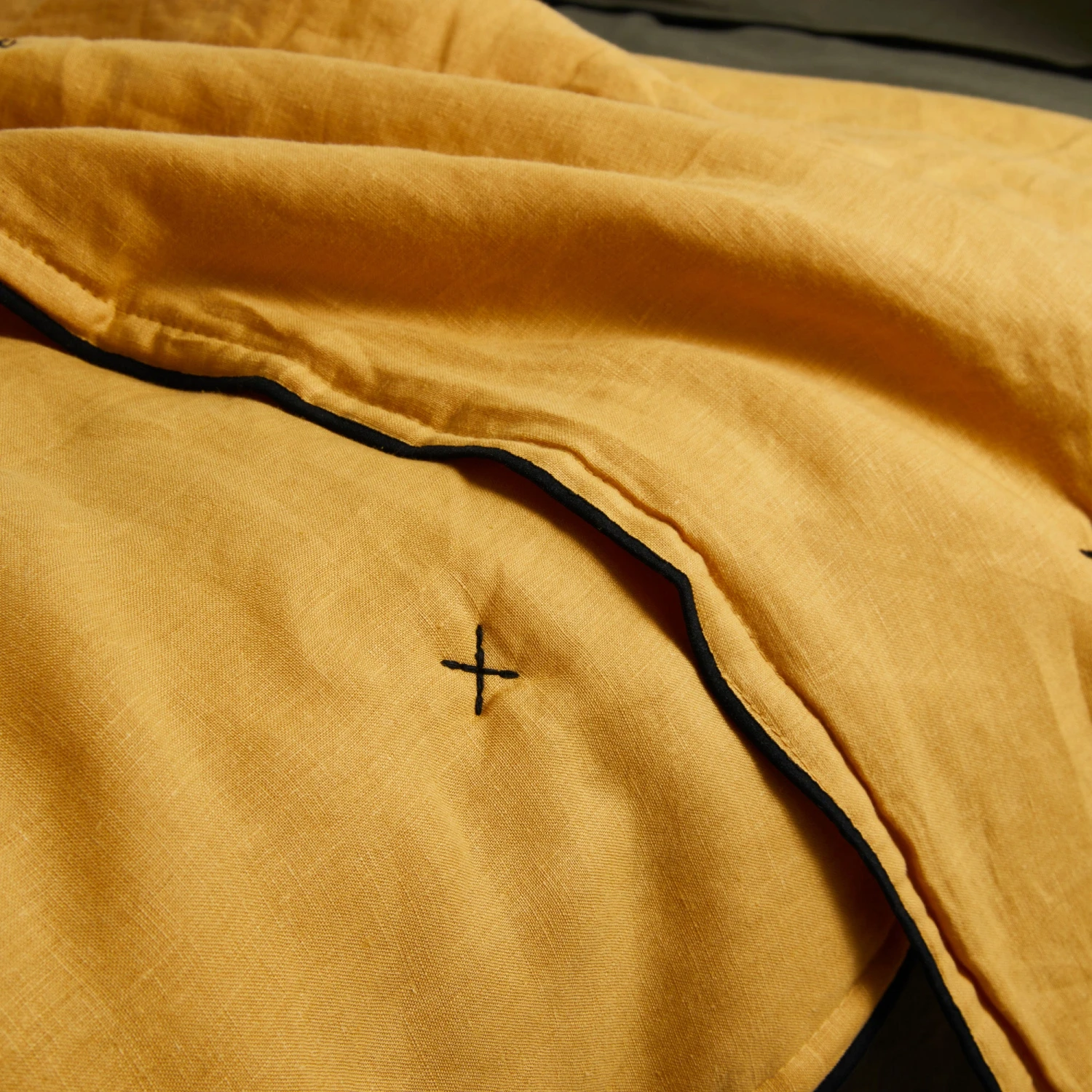 Couvre-lit Matelassé CARLINA Ocre Et Bourdon Noir 6 Couvre-lit Matelassé CARLINA Ocre Et Bourdon Noir – Image 6