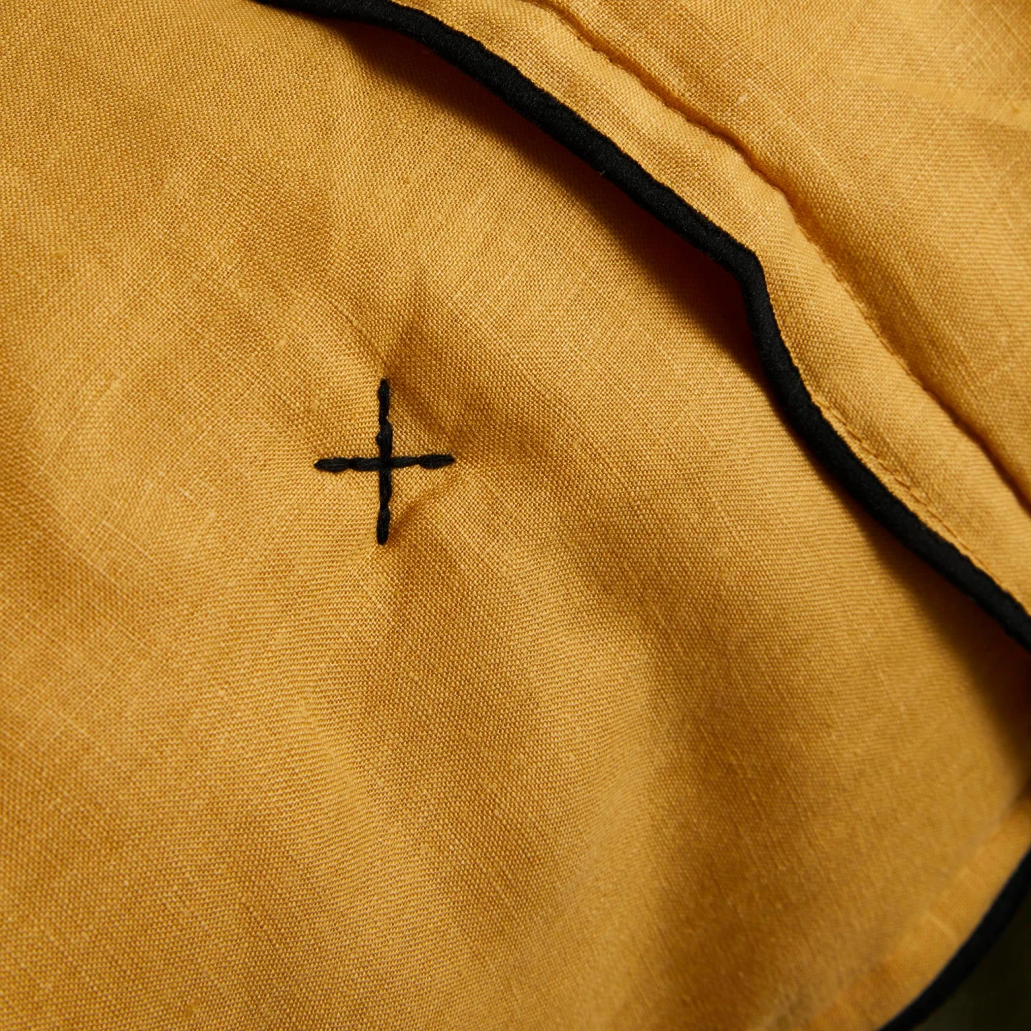 Couvre-lit Matelassé CARLINA Ocre Et Bourdon Noir 7 Couvre-lit Matelassé CARLINA Ocre Et Bourdon Noir – Image 7