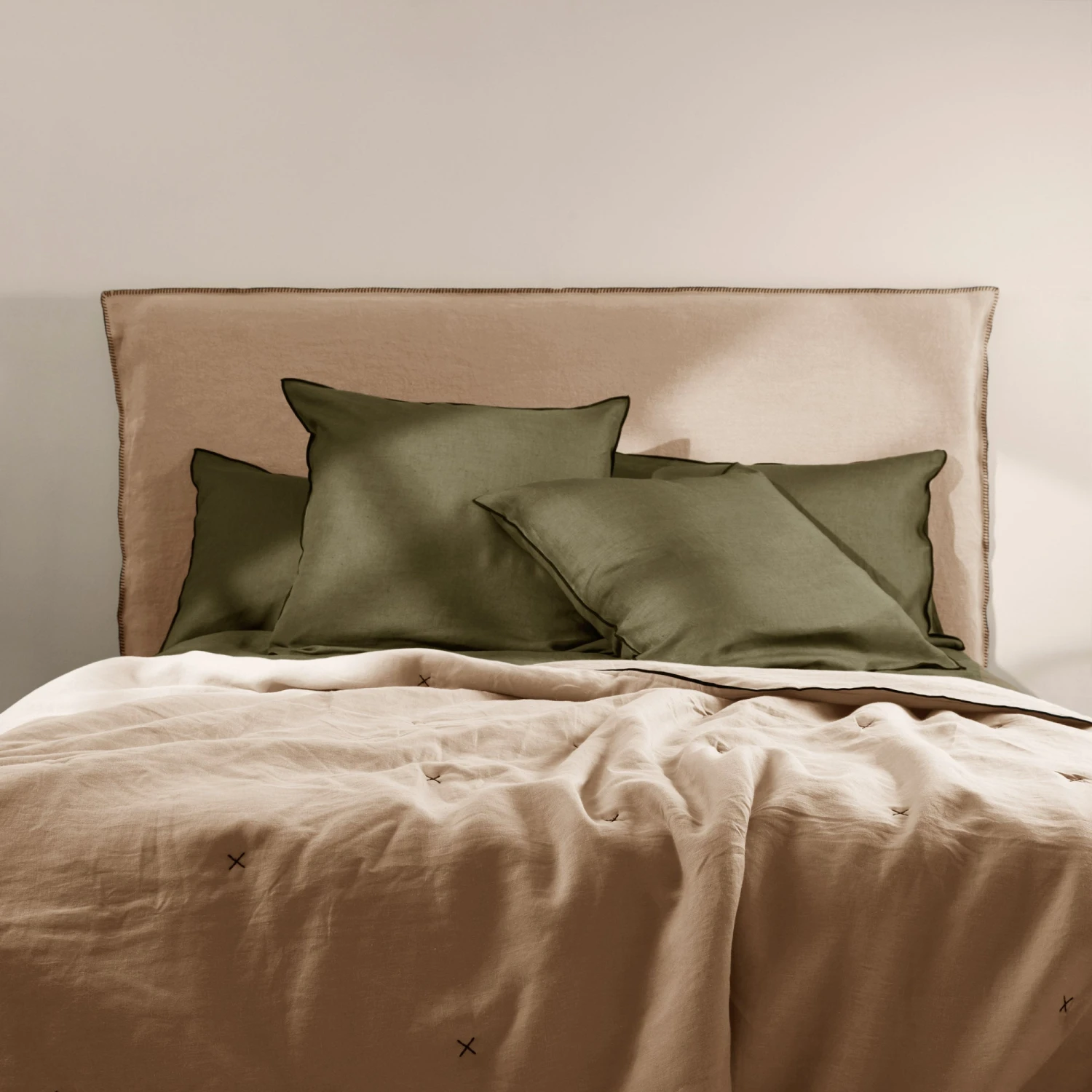 Couvre-lit Matelassé CARLINA Sable Et Bourdon Noir 3 Couvre-lit Matelassé CARLINA Sable Et Bourdon Noir – Image 3