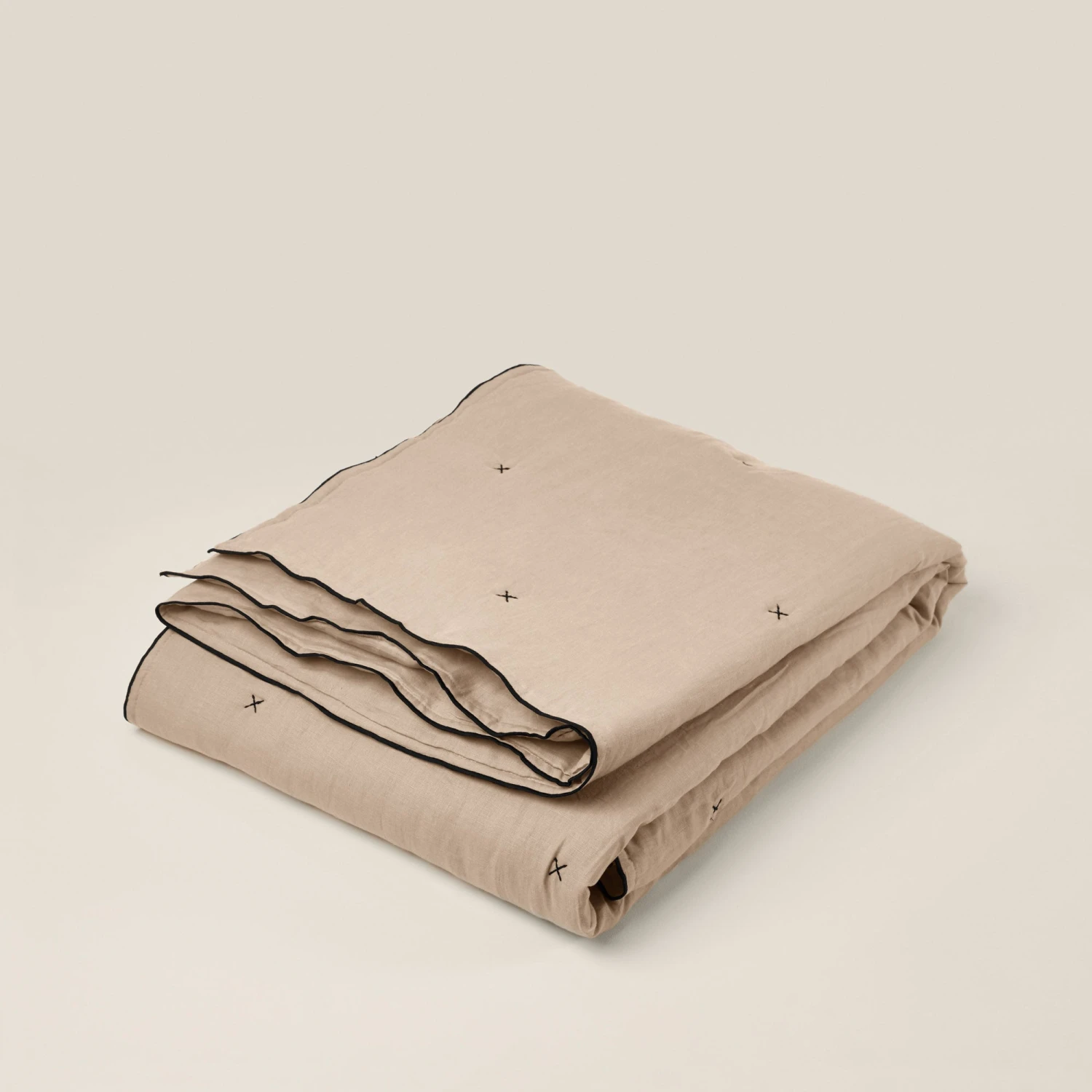 Couvre-lit Matelassé CARLINA Sable Et Bourdon Noir 4 Couvre-lit Matelassé CARLINA Sable Et Bourdon Noir – Image 4