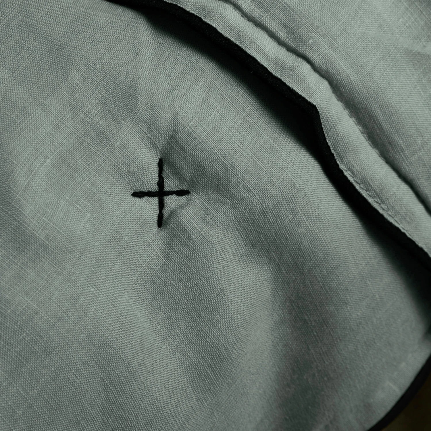 Couvre-lit Matelassé CARLINA Vert De Gris Et Bourdon Noir 6 Couvre-lit Matelassé CARLINA Vert De Gris Et Bourdon Noir – Image 6