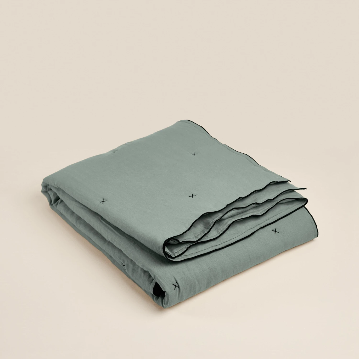 Couvre-lit Matelassé CARLINA Vert De Gris Et Bourdon Noir 1 Couvre-lit Matelassé CARLINA Vert De Gris Et Bourdon Noir