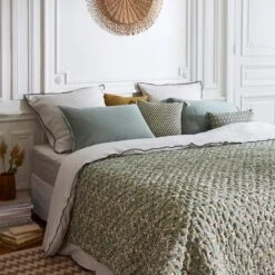 Couvre-lit Matelassé PADMA Vert De Gris Et écru 12 Couvre-lit Matelassé PADMA Vert De Gris Et écru -Maison Linge Magasin couvre lit matelasse PADMA 007976 V4 1
