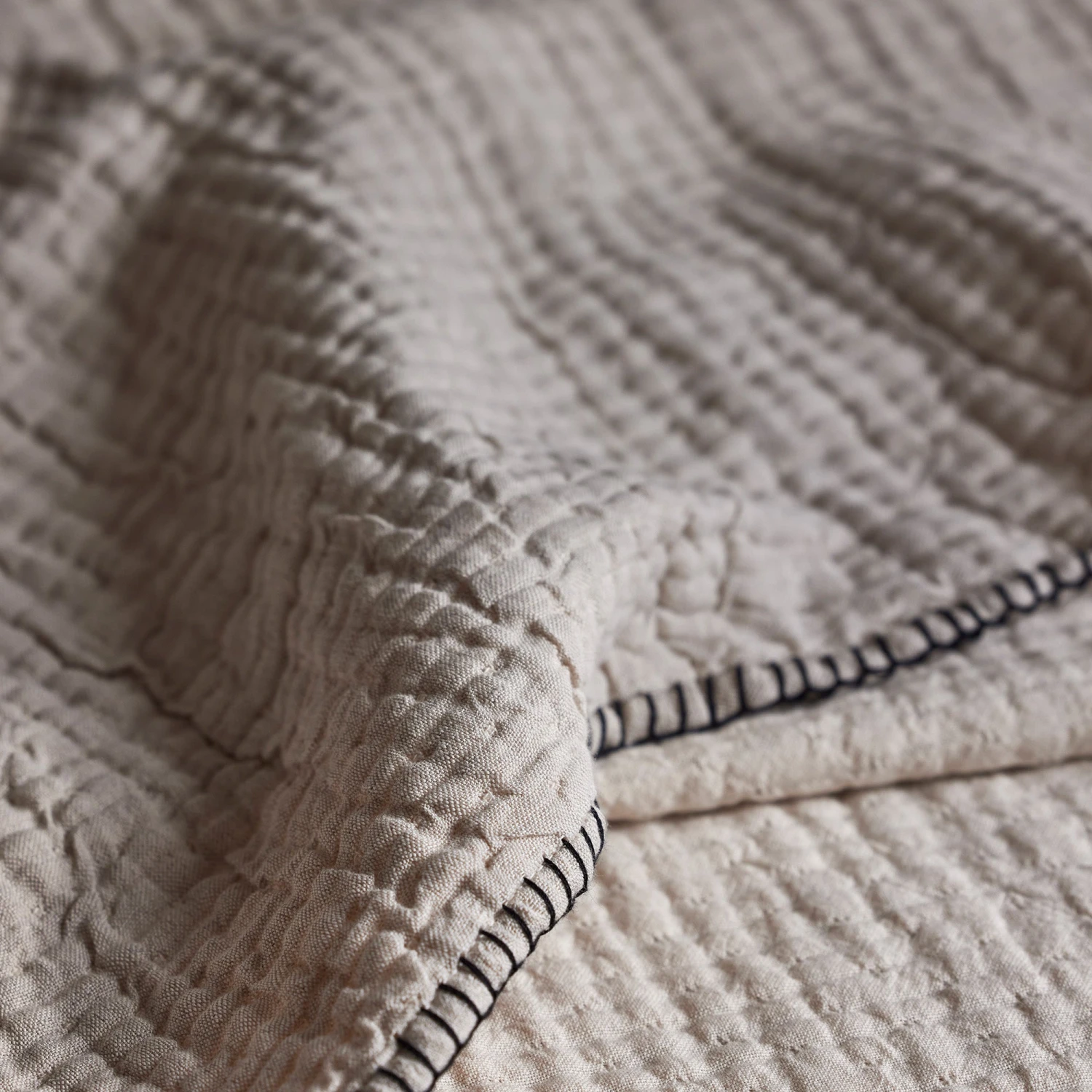 Couvre-lit ILARIO Naturel Et Feston Noir 2 Couvre-lit ILARIO Naturel Et Feston Noir – Image 2