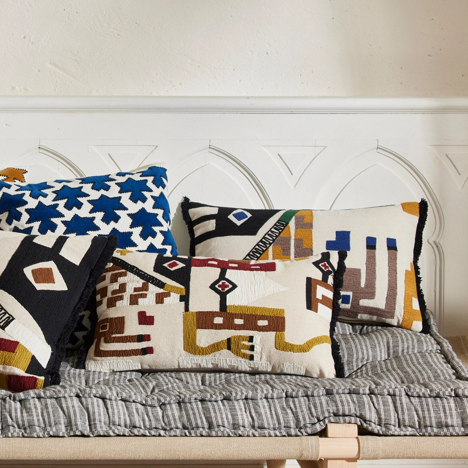 Housse De Coussin AIYANA Naturel Et Cobalt 3 Housse De Coussin AIYANA Naturel Et Cobalt – Image 3