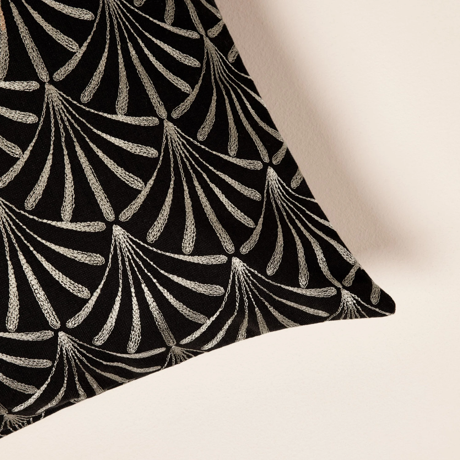 Housse De Coussin ARDECO Noir Et Nickel 5 Housse De Coussin ARDECO Noir Et Nickel – Image 5