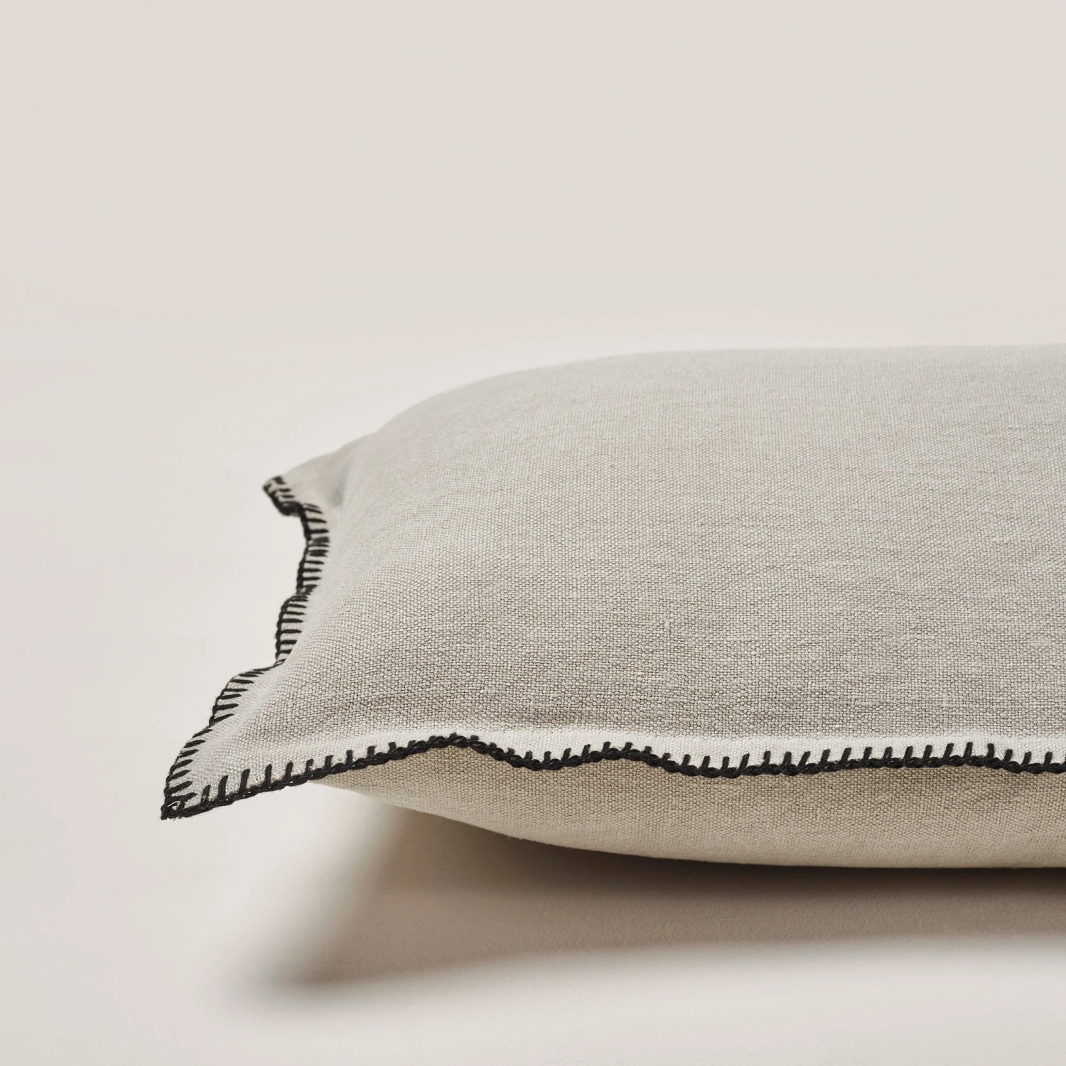 Housse De Coussin NINO Ficelle Et Feston Noir 6 Housse De Coussin NINO Ficelle Et Feston Noir – Image 6