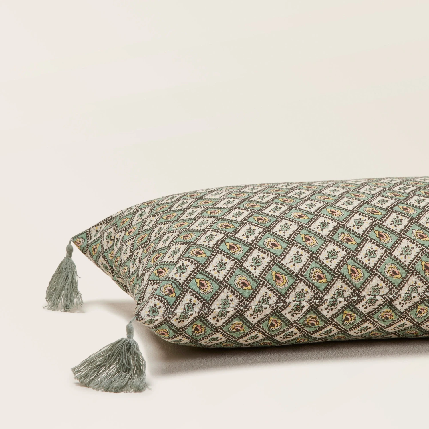 Housse De Coussin SATIA Vert De Gris Et écru 8 Housse De Coussin SATIA Vert De Gris Et écru – Image 8