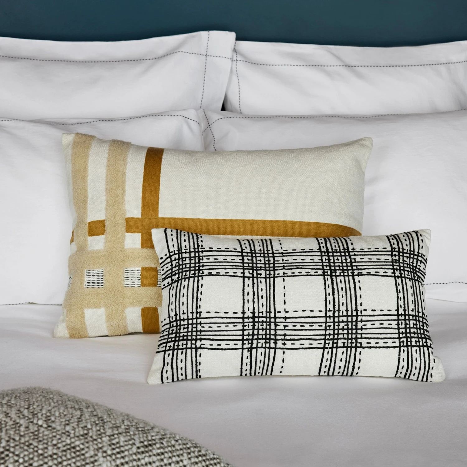 Housse De Coussin SCOTT Blanc Cassé Et Ocre 3 Housse De Coussin SCOTT Blanc Cassé Et Ocre – Image 3