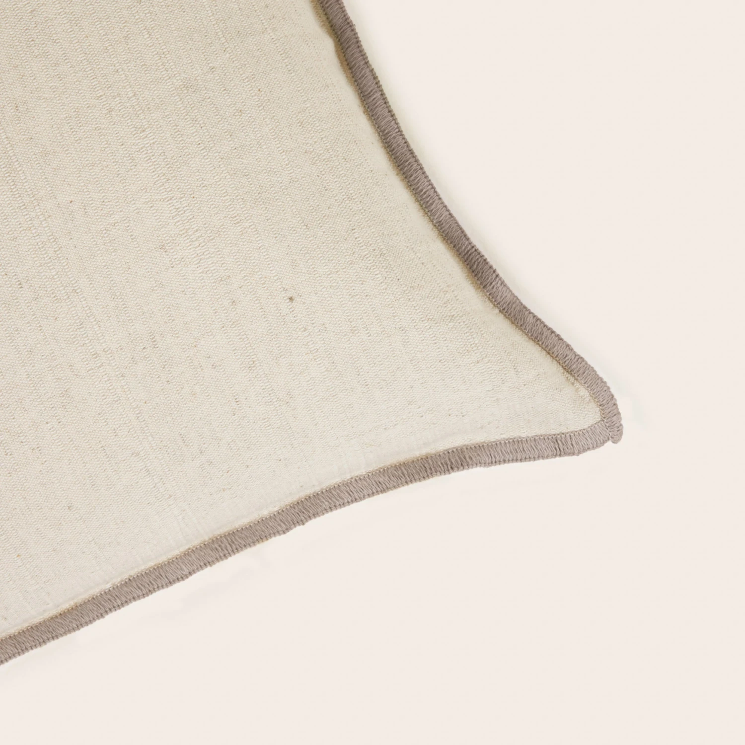 Housse De Coussin TOINON Naturel Et Bourdon Taupe 2 Housse De Coussin TOINON Naturel Et Bourdon Taupe – Image 2