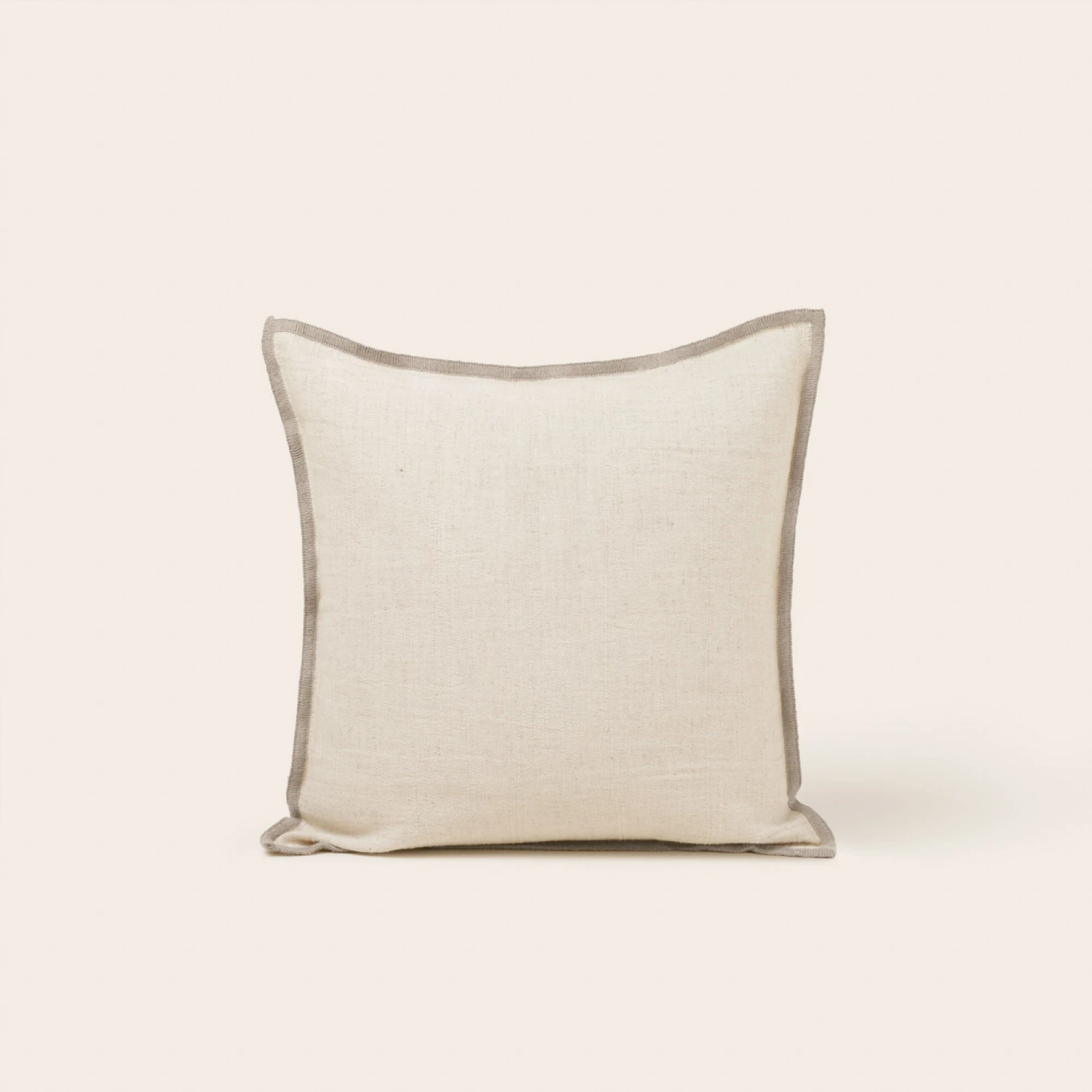 Housse De Coussin TOINON Naturel Et Bourdon Taupe 1 Housse De Coussin TOINON Naturel Et Bourdon Taupe