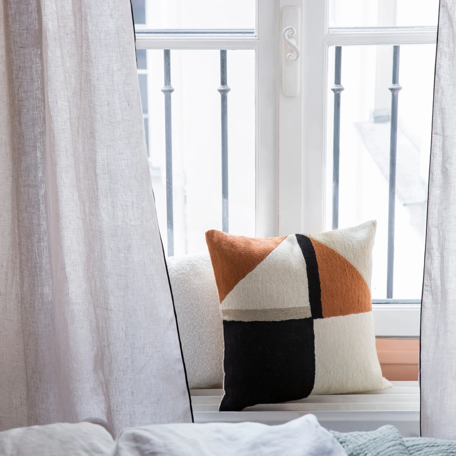 Housse De Coussin TRIAGO Naturel Et Noir 3 Housse De Coussin TRIAGO Naturel Et Noir – Image 3