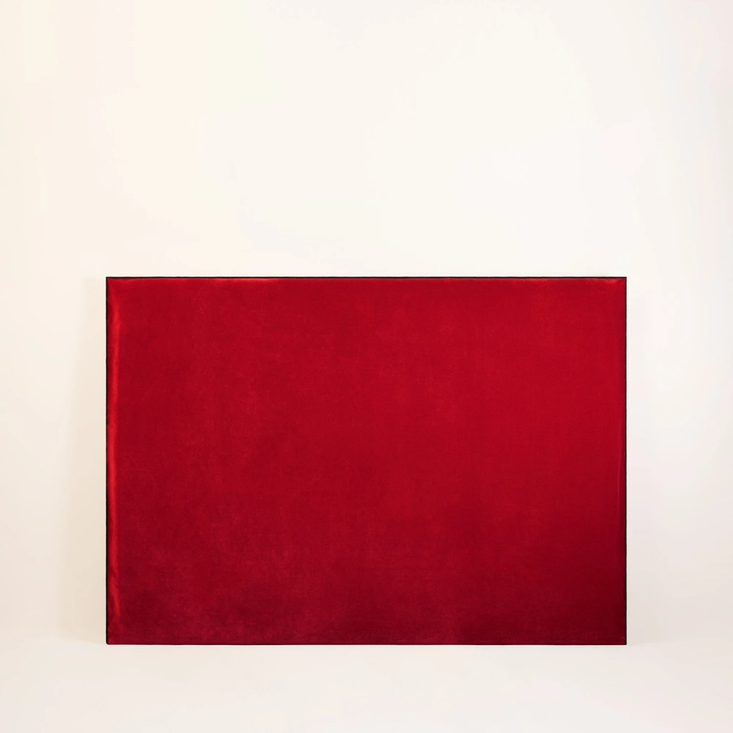 Housse De Tête De Lit DARIO Rouge Opéra Et Bourdon Noir 3 Housse De Tête De Lit DARIO Rouge Opéra Et Bourdon Noir – Image 3