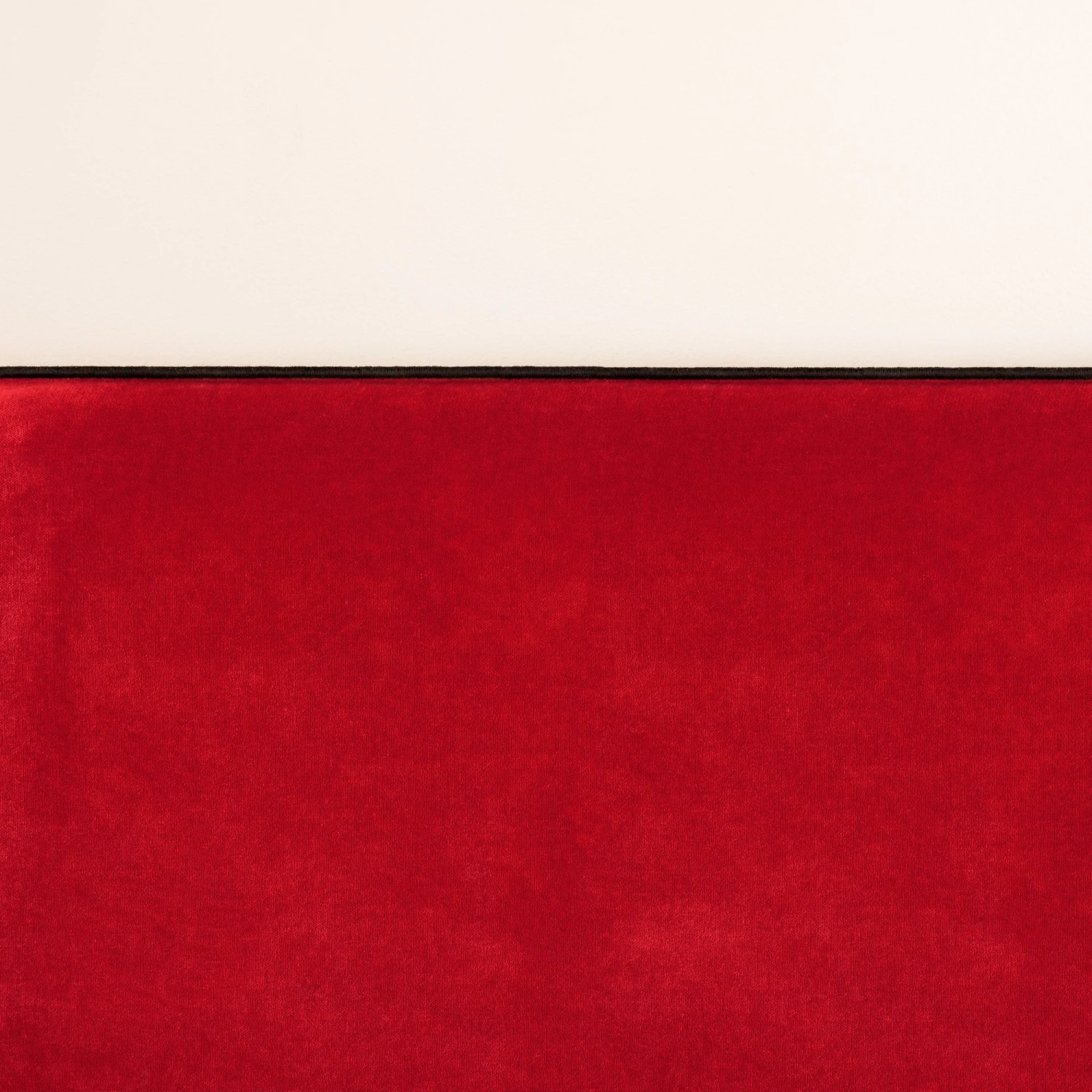 Housse De Tête De Lit DARIO Rouge Opéra Et Bourdon Noir 5 Housse De Tête De Lit DARIO Rouge Opéra Et Bourdon Noir – Image 5