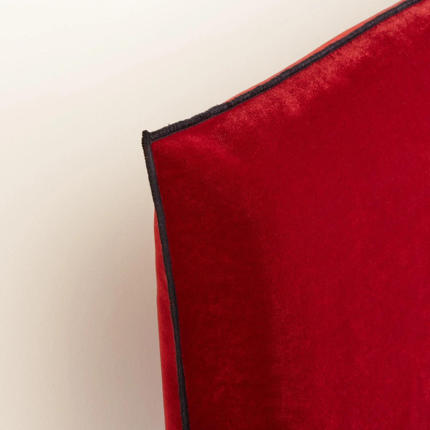 Housse De Tête De Lit DARIO Rouge Opéra Et Bourdon Noir 2 Housse De Tête De Lit DARIO Rouge Opéra Et Bourdon Noir – Image 2