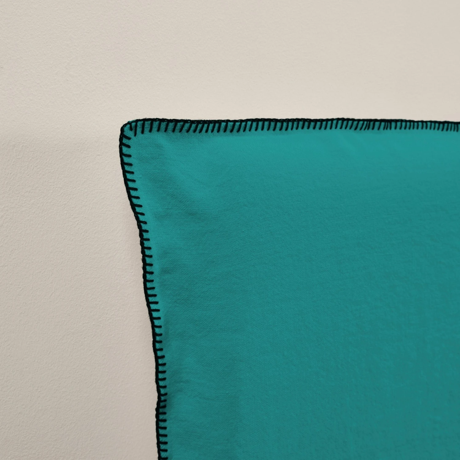 Housse De Tête De Lit NINO Lagon Et Feston Noir 4 Housse De Tête De Lit NINO Lagon Et Feston Noir – Image 4