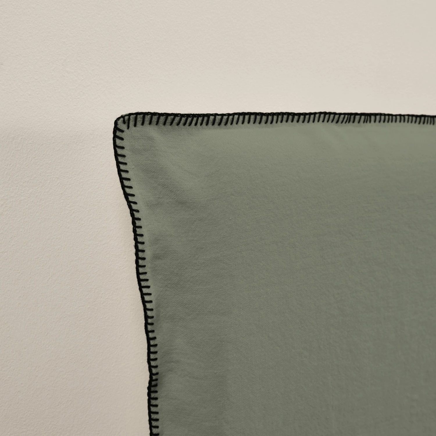 Housse De Tête De Lit NINO Kaki Grisé Et Feston Noir 2 Housse De Tête De Lit NINO Kaki Grisé Et Feston Noir – Image 2