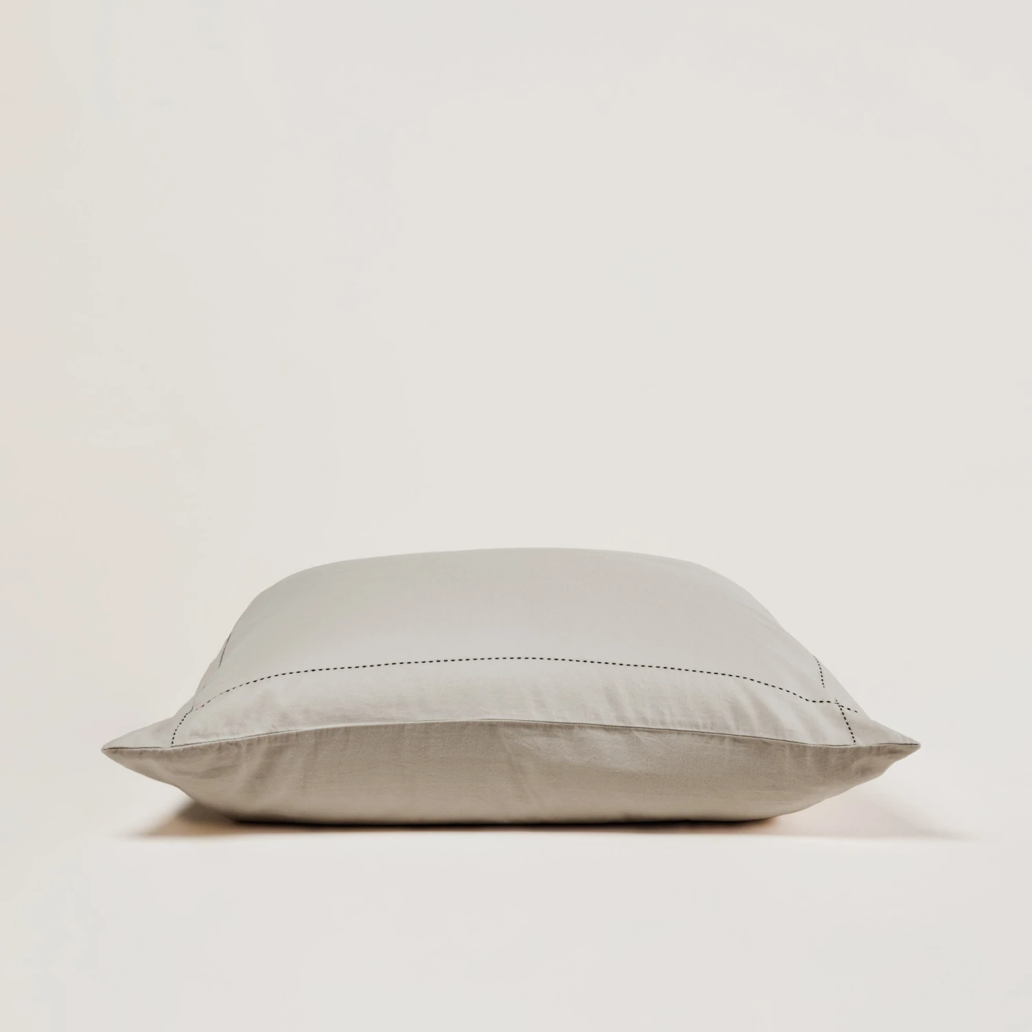 Lot De 2 Taies D'oreiller ANOUK Galet Et Point Sellier Noir 7 Lot De 2 Taies D'oreiller ANOUK Galet Et Point Sellier Noir – Image 7