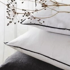 Lot De 2 Taies D'oreiller CARLINA Blanc Pur Et Bourdon Noir -Maison Linge Magasin lot de 2 taies d oreiller CARLINA 007693 WG C2 2