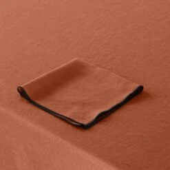 Nappe Carrée CARLINA Terracotta Et Bourdon Noir 19 Nappe Carrée CARLINA Terracotta Et Bourdon Noir -Maison Linge Magasin nappe carree CARLINA 007344 M9G 7