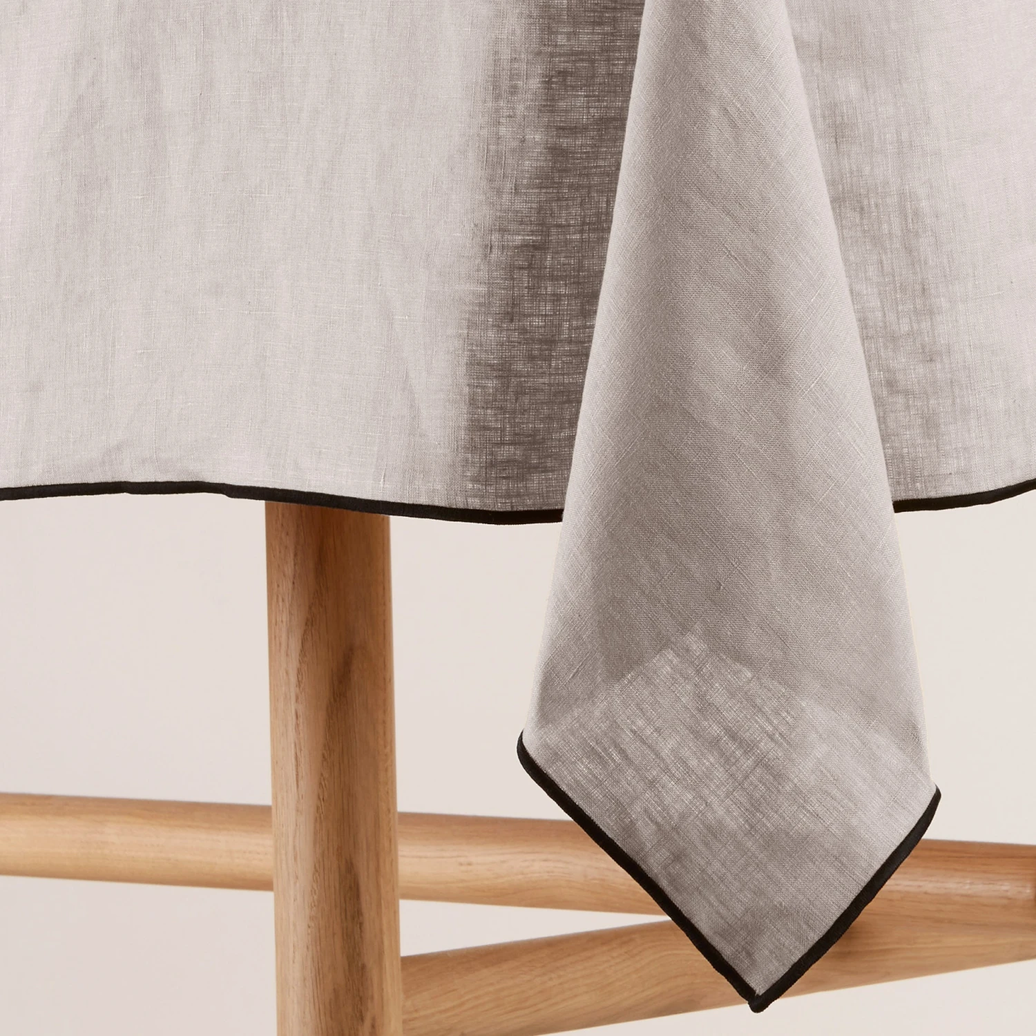 Nappe Carrée CARLINA Ficelle Et Bourdon Noir 2 Nappe Carrée CARLINA Ficelle Et Bourdon Noir – Image 2