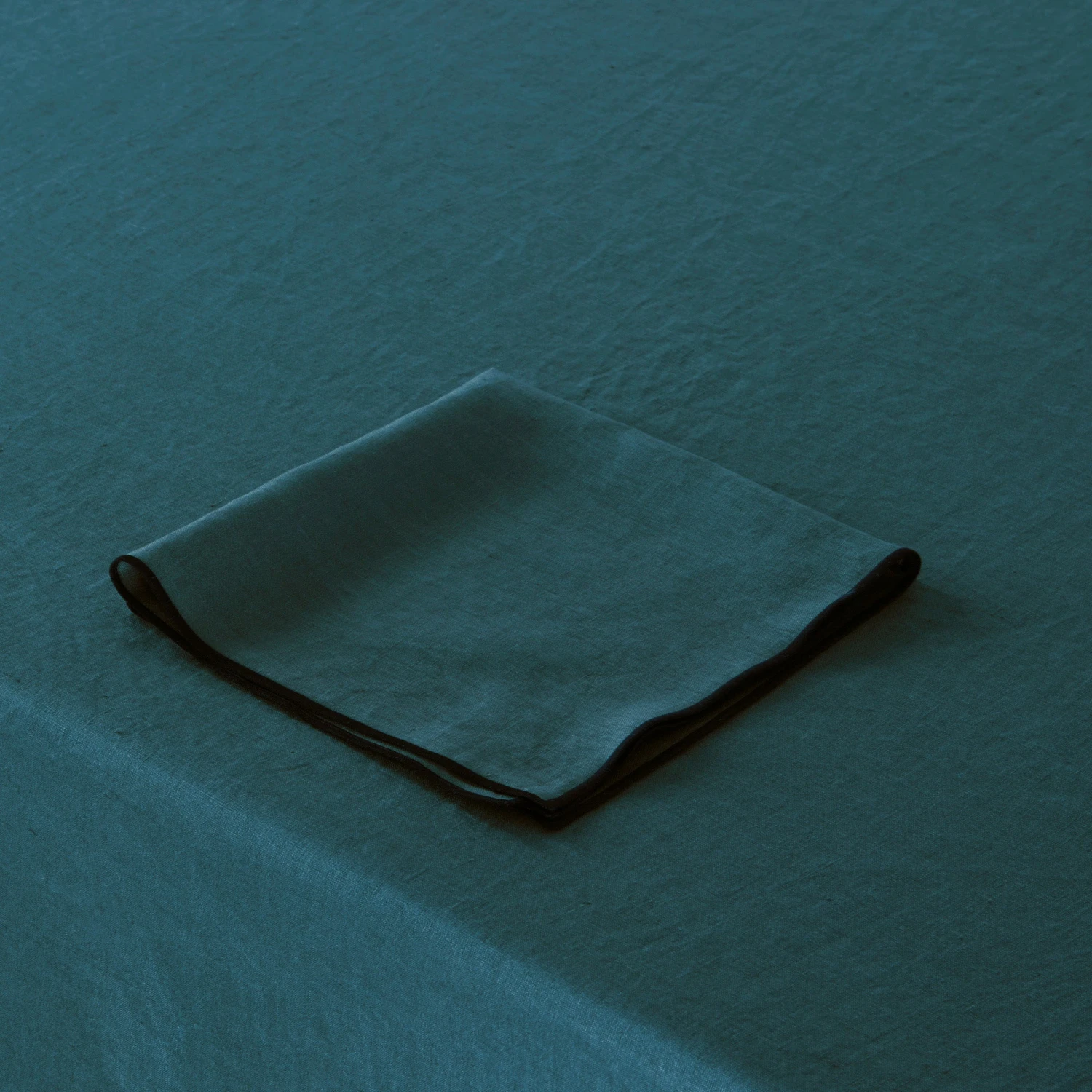 Nappe Rectangulaire CARLINA Pétrole Et Bourdon Noir 7 Nappe Rectangulaire CARLINA Pétrole Et Bourdon Noir – Image 7