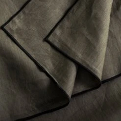 Nappe Rectangulaire CARLINA Kaki Grisé Et Bourdon Noir 17 Nappe Rectangulaire CARLINA Kaki Grisé Et Bourdon Noir -Maison Linge Magasin nappe rectangulaire CARLINA 007341 GVG 8