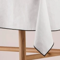 Nappe Rectangulaire CARLINA Blanc Pur Et Bourdon Noir 17 Nappe Rectangulaire CARLINA Blanc Pur Et Bourdon Noir -Maison Linge Magasin nappe rectangulaire CARLINA 007341 WG 6