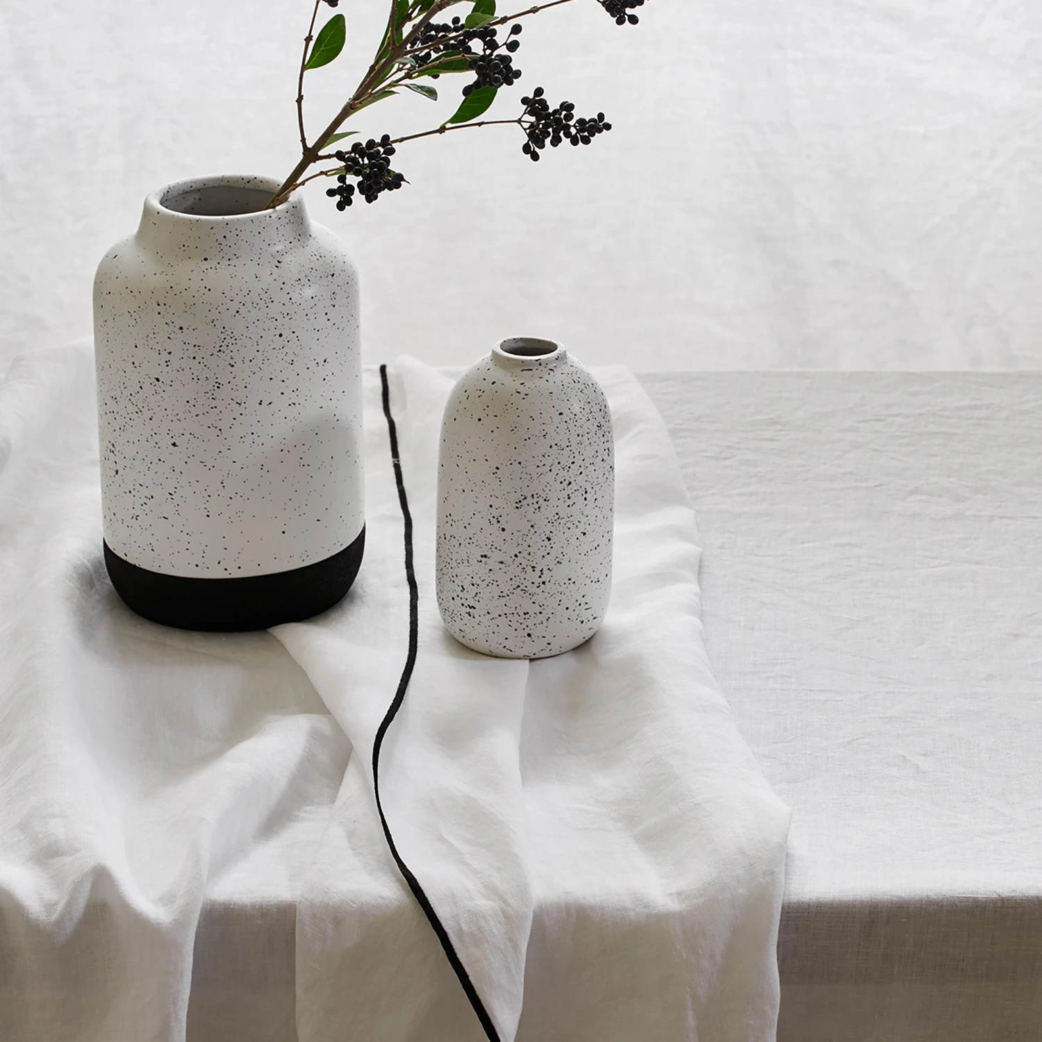 Nappe Rectangulaire CARLINA Blanc Pur Et Bourdon Noir 10 Nappe Rectangulaire CARLINA Blanc Pur Et Bourdon Noir – Image 10