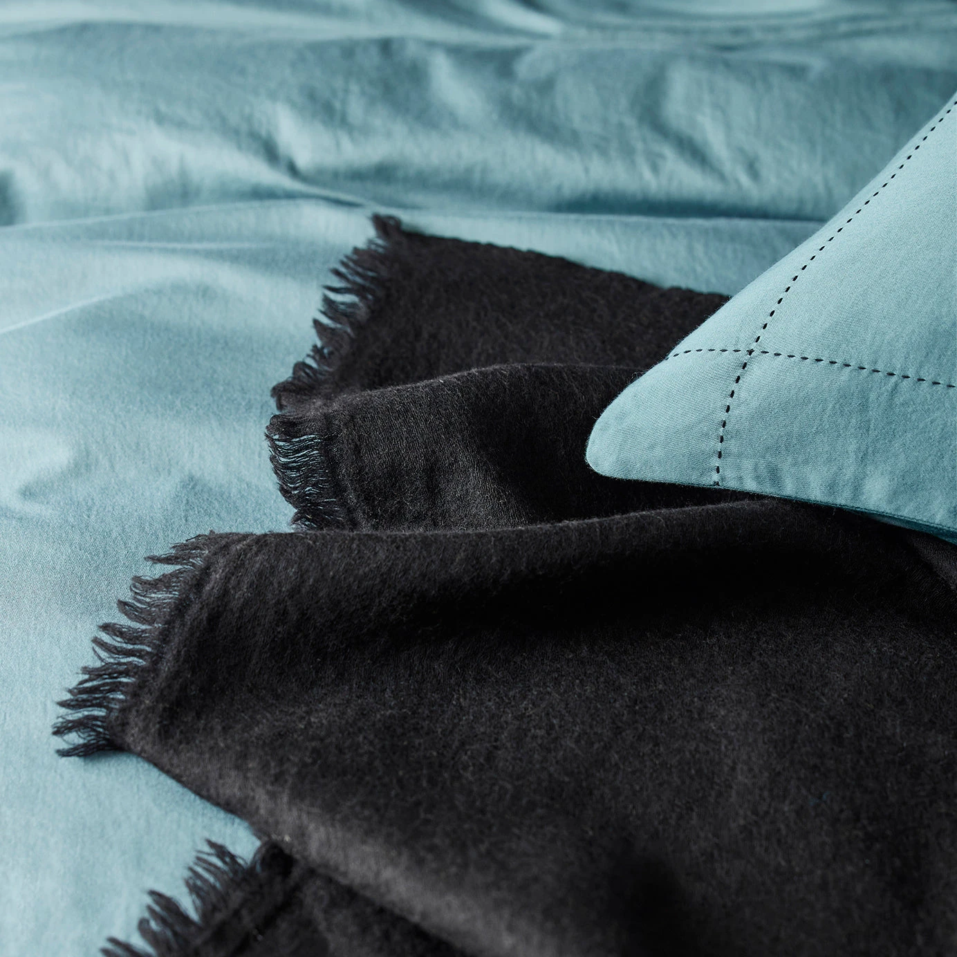 Plaid ALENA Noir De Mars 2 Plaid ALENA Noir De Mars – Image 2