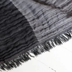 Plaid CHARLY Noir Graphite 22 Plaid CHARLY Noir Graphite -Maison Linge Magasin plaid CHARLY 007459 G10 9