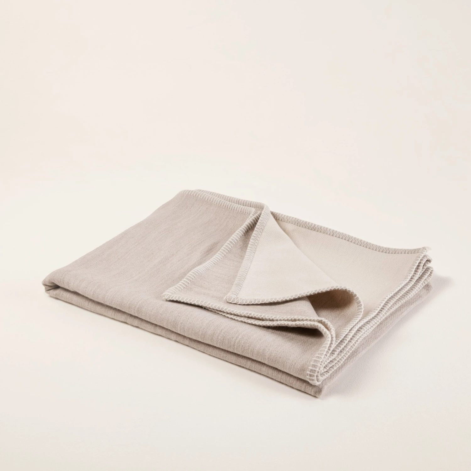 Plaid LUKA Cendre Et Ivoire 4 Plaid LUKA Cendre Et Ivoire – Image 4