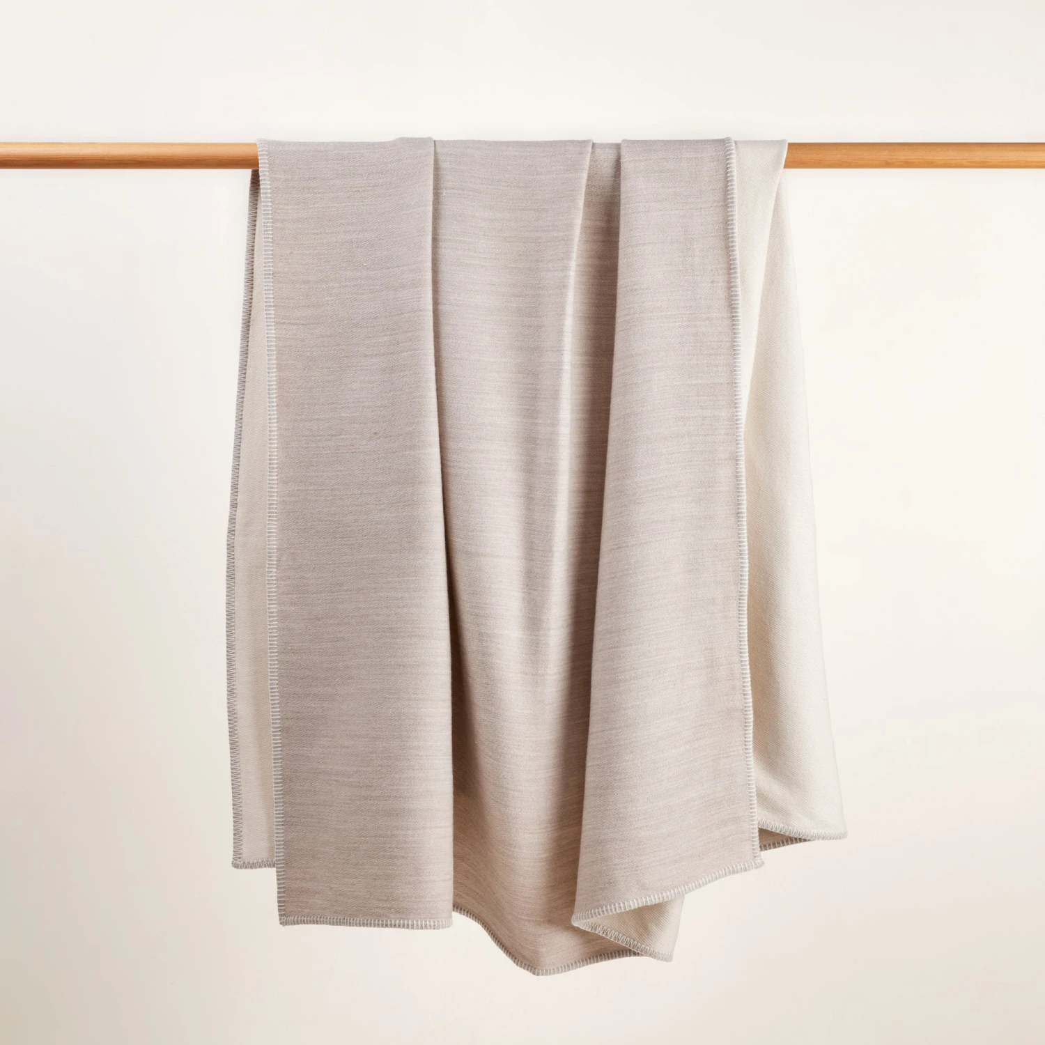 Plaid LUKA Cendre Et Ivoire 7 Plaid LUKA Cendre Et Ivoire – Image 7