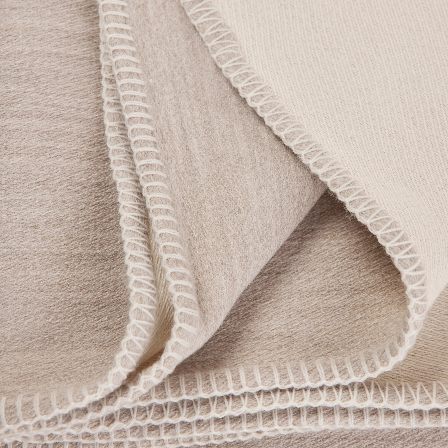 Plaid LUKA Cendre Et Ivoire 2 Plaid LUKA Cendre Et Ivoire – Image 2