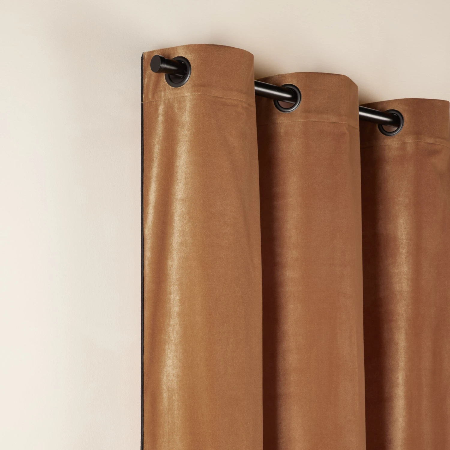 Rideau à Oeillets Noirs DARIO Camel Et Bourdon Noir 5 Rideau à Oeillets Noirs DARIO Camel Et Bourdon Noir – Image 5