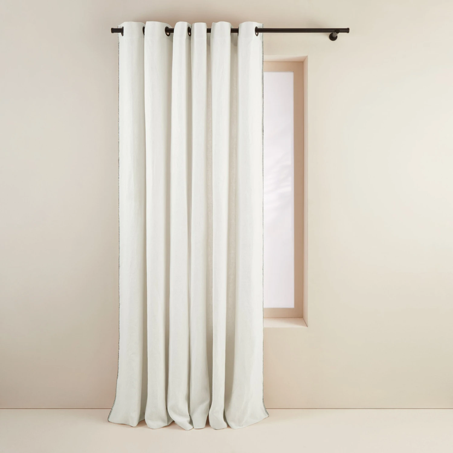 Rideau à Oeillets Noirs NINO Blanc Minéral Et Feston Noir 5 Rideau à Oeillets Noirs NINO Blanc Minéral Et Feston Noir – Image 5