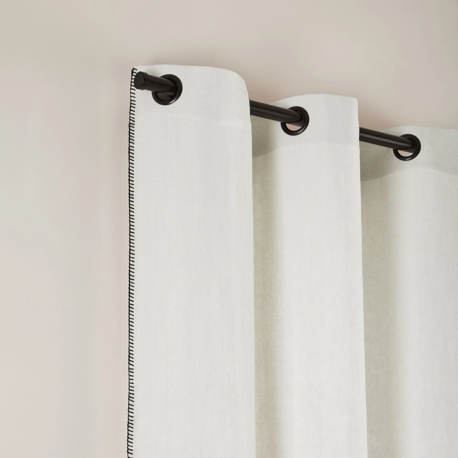 Rideau à Oeillets Noirs NINO Blanc Minéral Et Feston Noir 6 Rideau à Oeillets Noirs NINO Blanc Minéral Et Feston Noir – Image 6