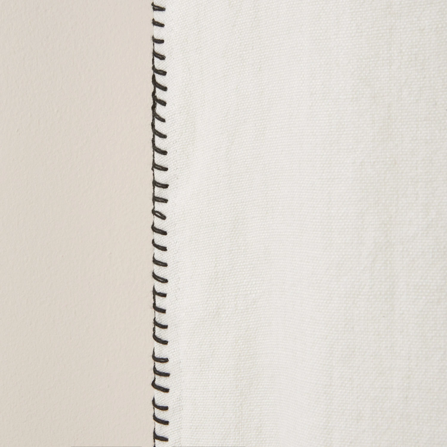 Rideau à Oeillets Noirs NINO Blanc Minéral Et Feston Noir 8 Rideau à Oeillets Noirs NINO Blanc Minéral Et Feston Noir – Image 8