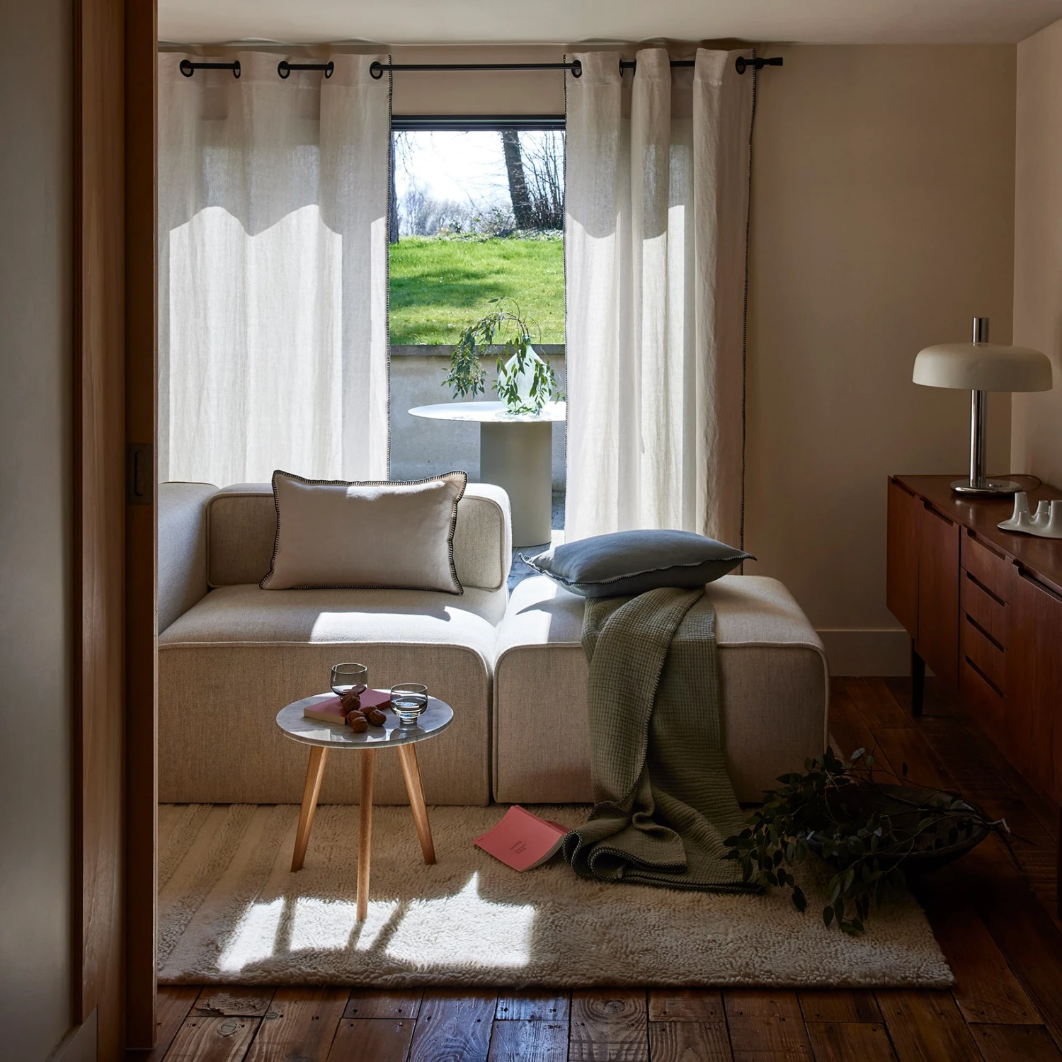 Rideau à Oeillets Noirs NINO Blanc Minéral Et Feston Noir 2 Rideau à Oeillets Noirs NINO Blanc Minéral Et Feston Noir – Image 2