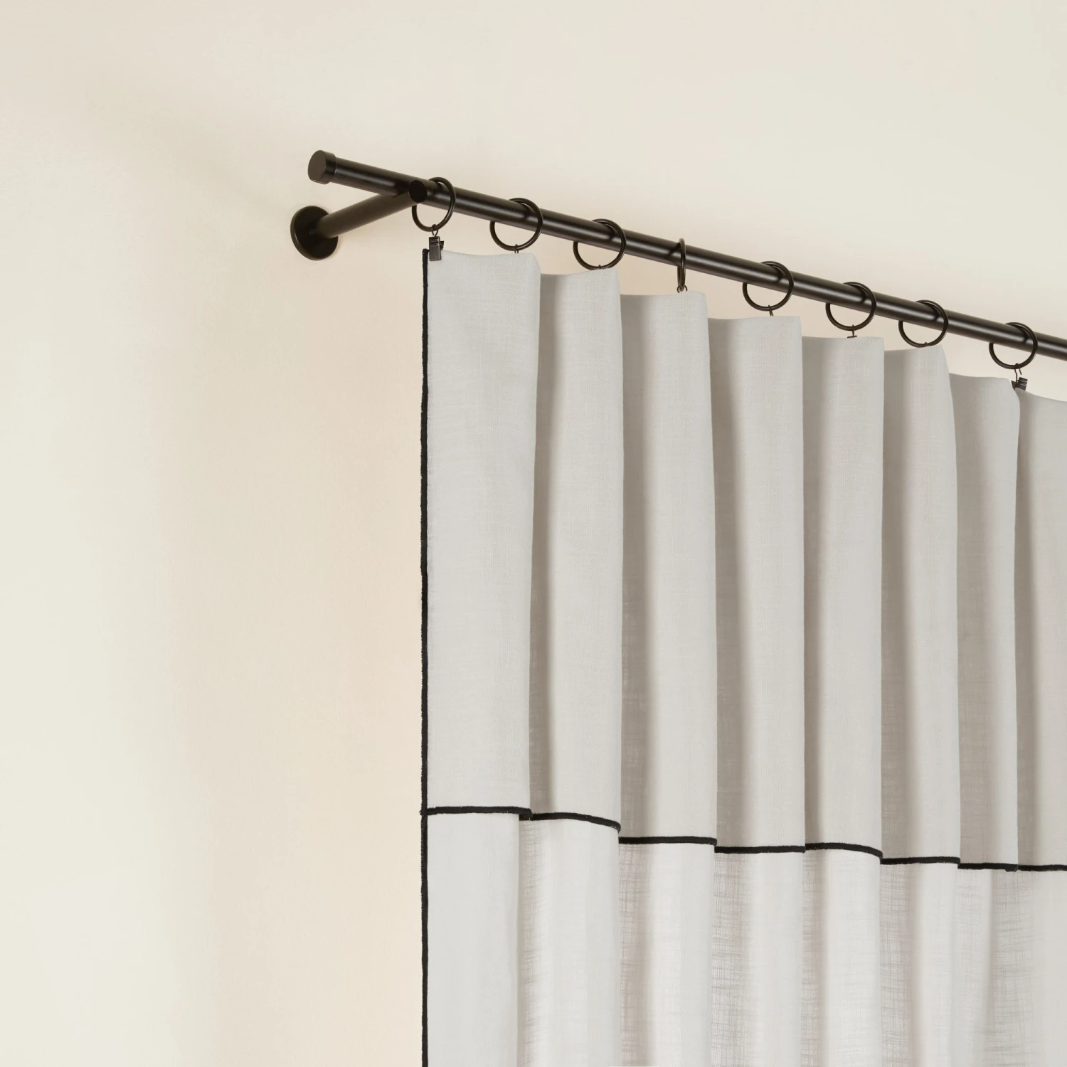 Rideau Panneau CARLINA NON FEU Calcaire Et Bourdon Noir 2 Rideau Panneau CARLINA NON FEU Calcaire Et Bourdon Noir – Image 2