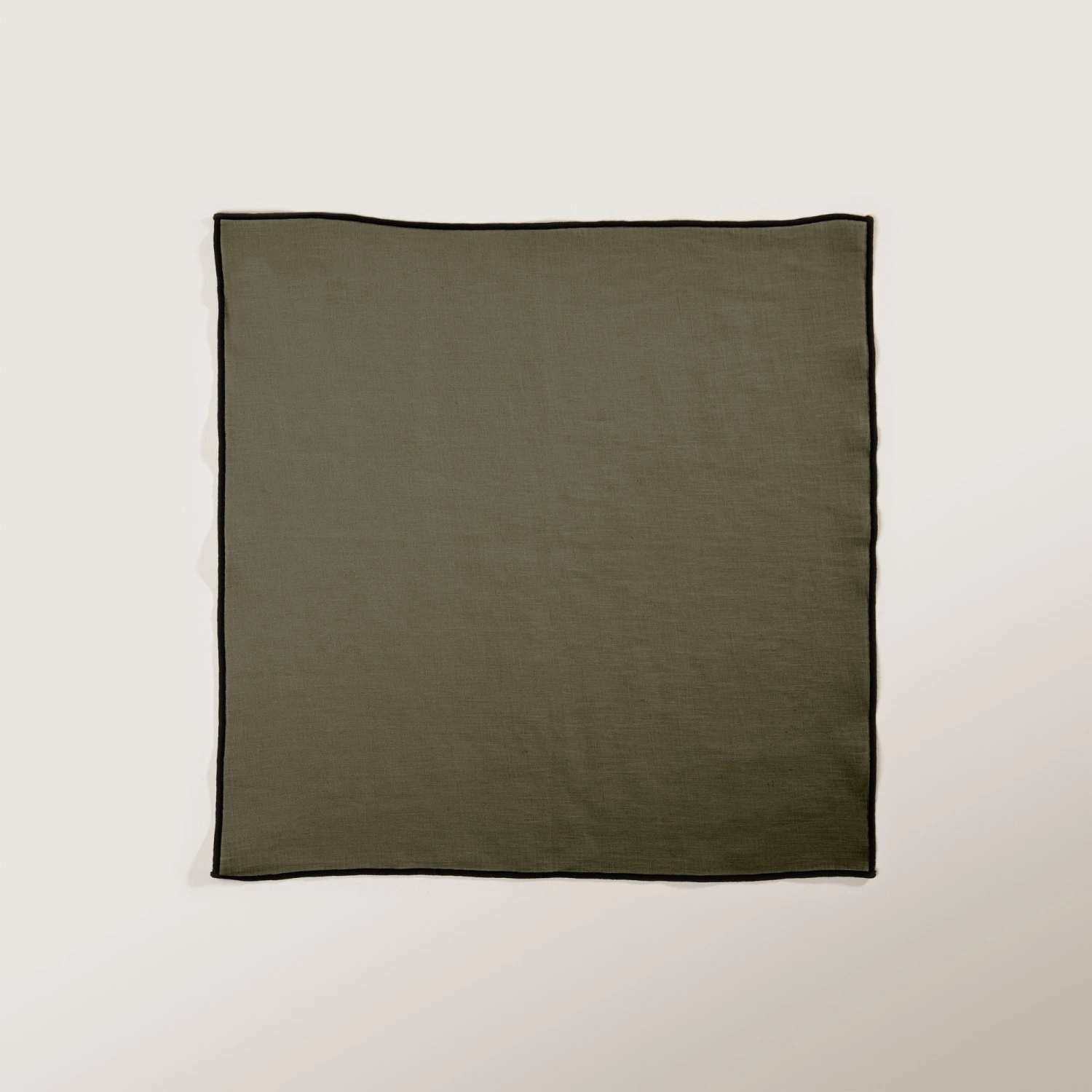 Serviette De Table CARLINA Kaki Grisé Et Bourdon Noir 4 Serviette De Table CARLINA Kaki Grisé Et Bourdon Noir – Image 4