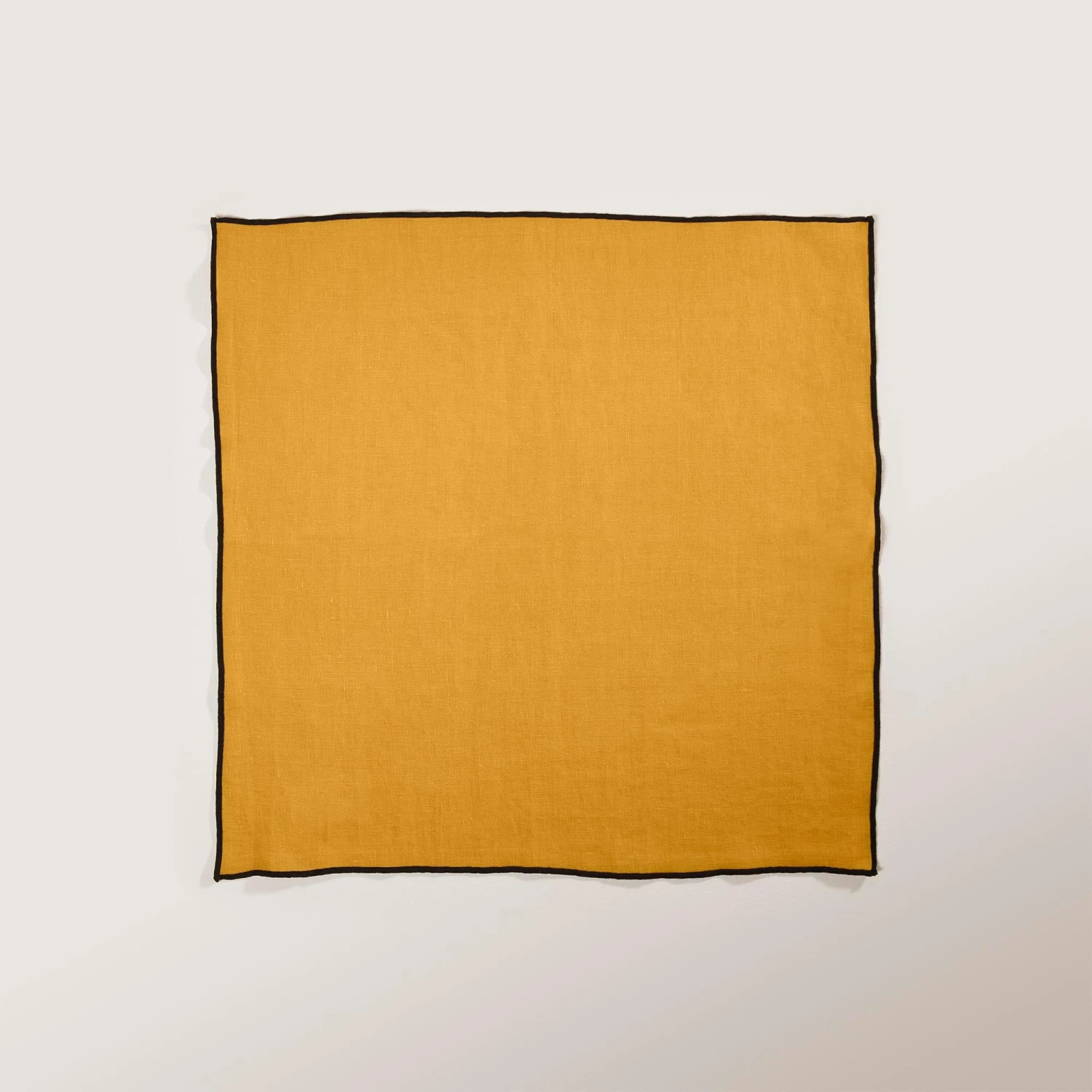 Serviette De Table CARLINA Ocre Et Bourdon Noir 4 Serviette De Table CARLINA Ocre Et Bourdon Noir – Image 4