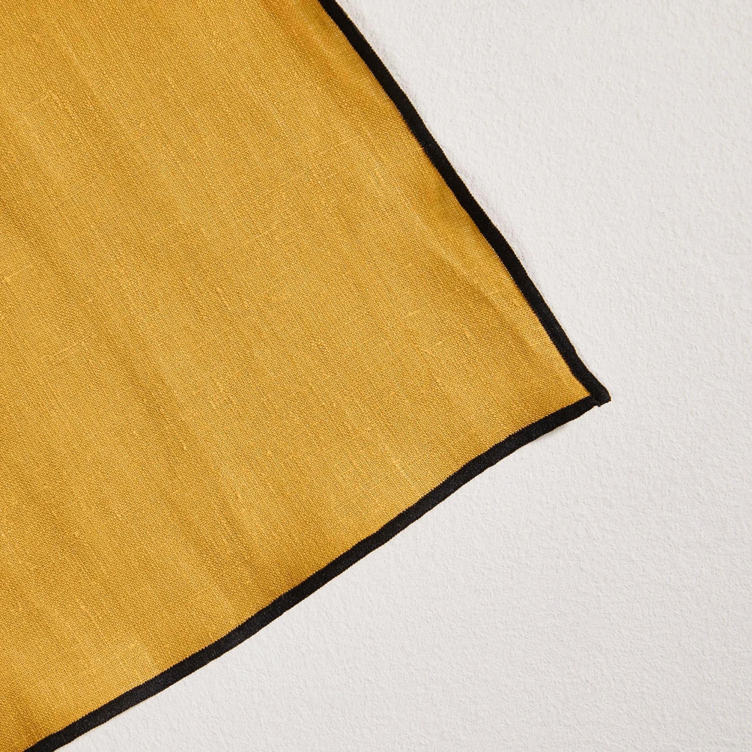 Serviette De Table CARLINA Ocre Et Bourdon Noir 5 Serviette De Table CARLINA Ocre Et Bourdon Noir – Image 5