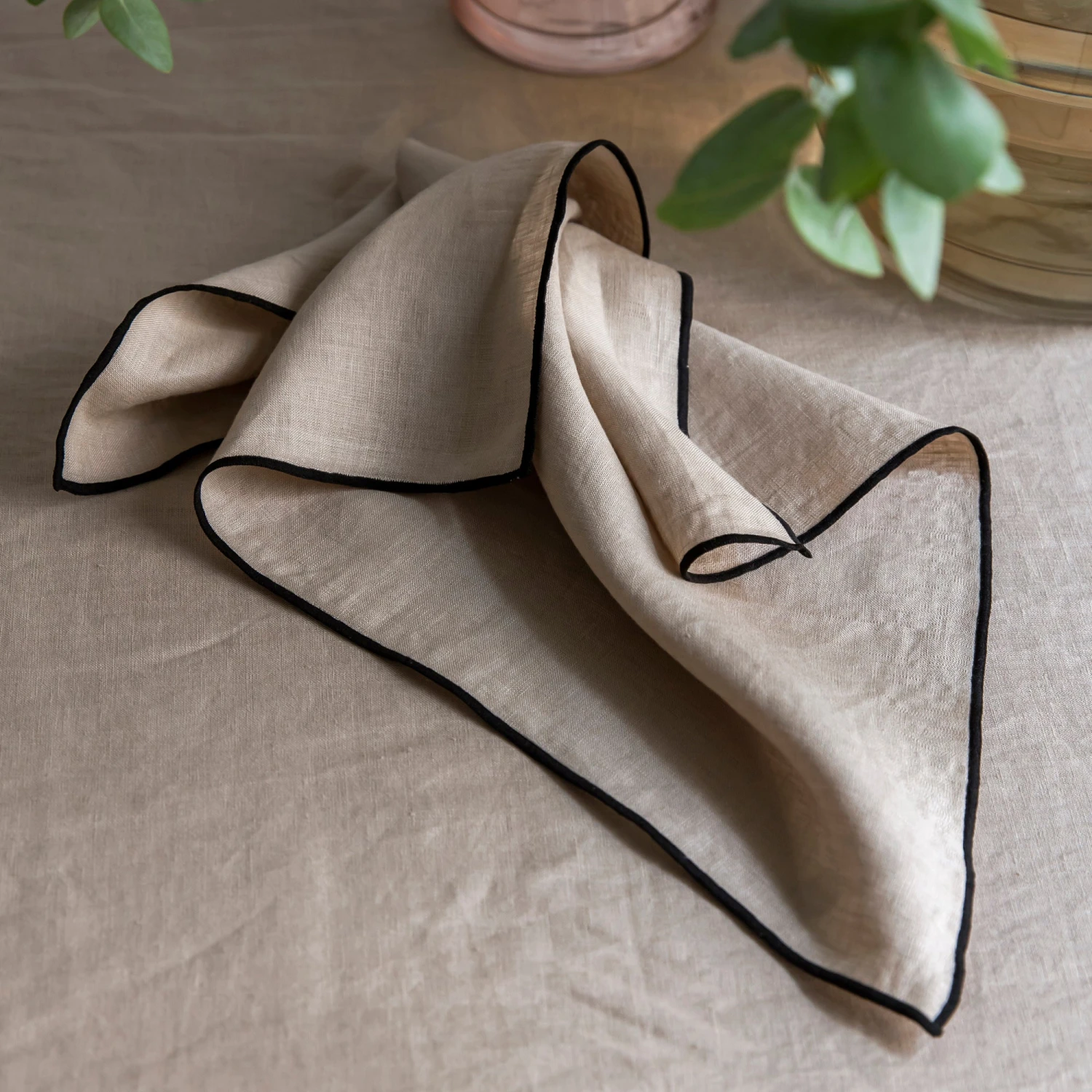 Serviette De Table CARLINA Ficelle Et Bourdon Noir 3 Serviette De Table CARLINA Ficelle Et Bourdon Noir – Image 3