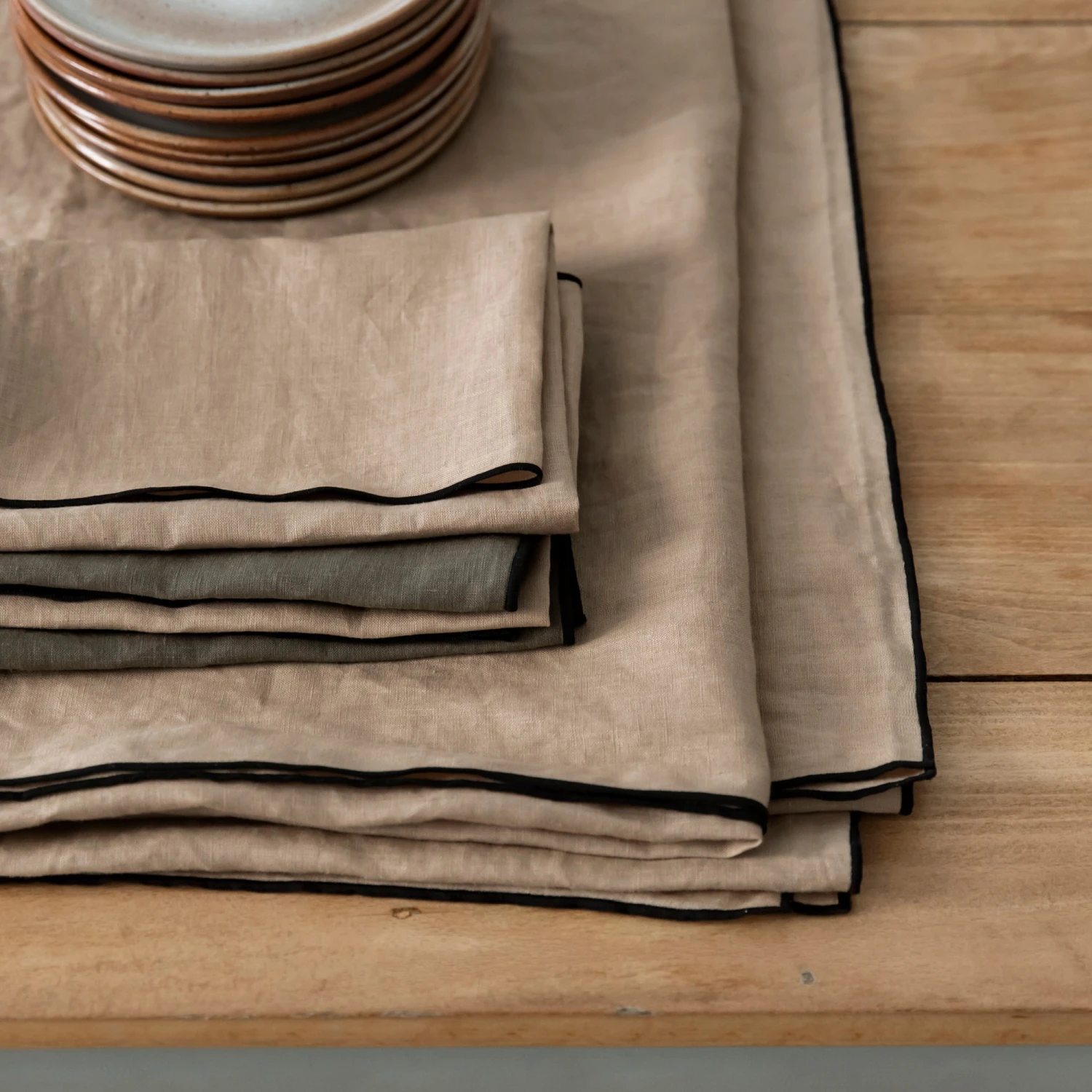 Serviette De Table CARLINA Sable Et Bourdon Noir 3 Serviette De Table CARLINA Sable Et Bourdon Noir – Image 3