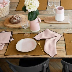 Serviette De Table CARLINA Rose Poudré Et Bourdon Noir -Maison Linge Magasin serviette de table CARLINA 006405 RG 1