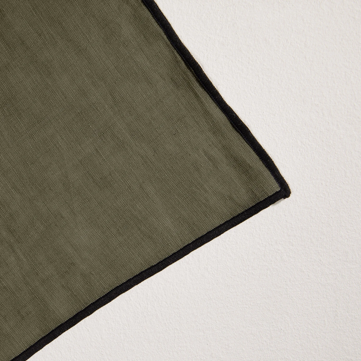 Set De Table CARLINA Kaki Grisé Et Bourdon Noir 4 Set De Table CARLINA Kaki Grisé Et Bourdon Noir – Image 4