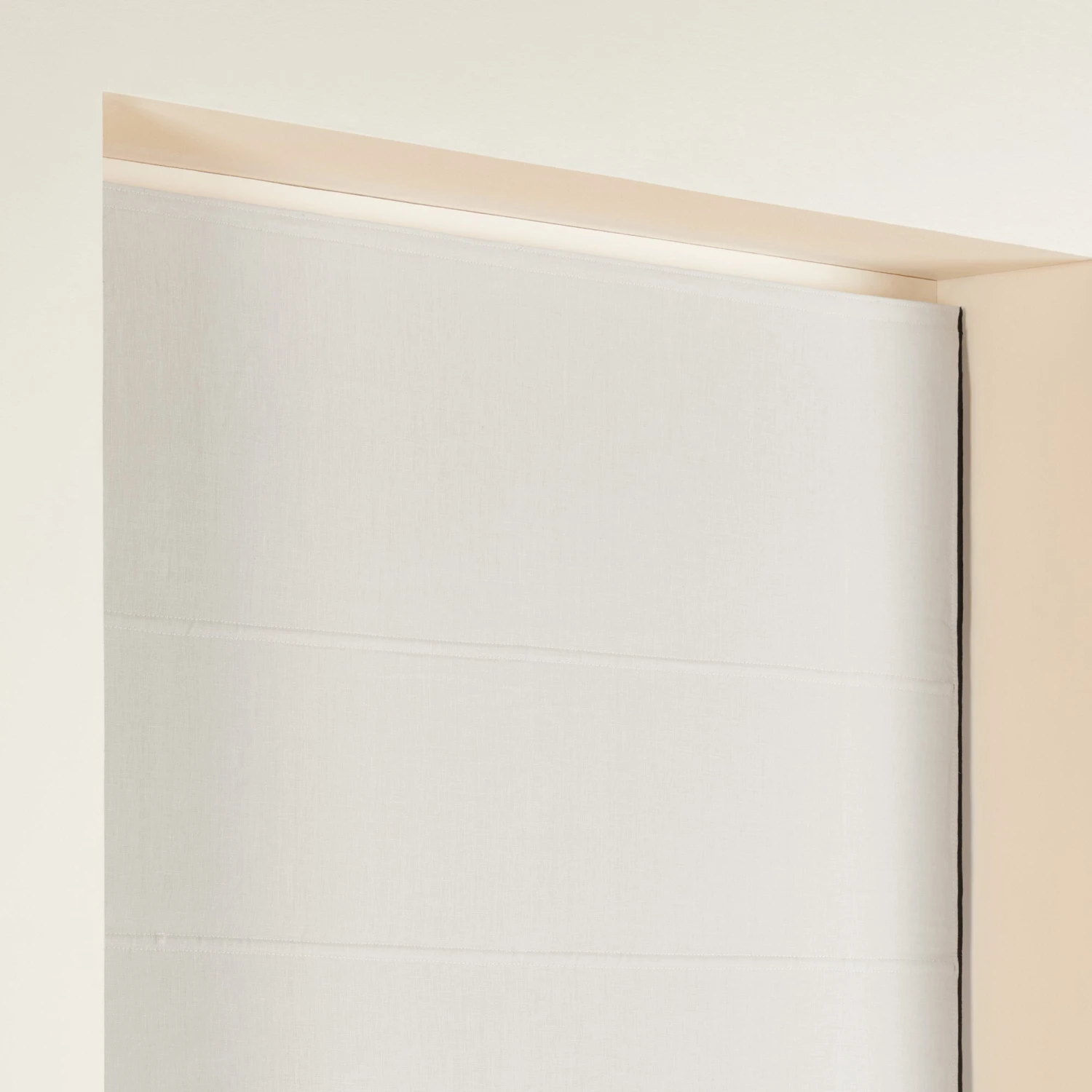 Store Bateau Occultant CARLINA Calcaire Et Bourdon Noir 4 Store Bateau Occultant CARLINA Calcaire Et Bourdon Noir – Image 4