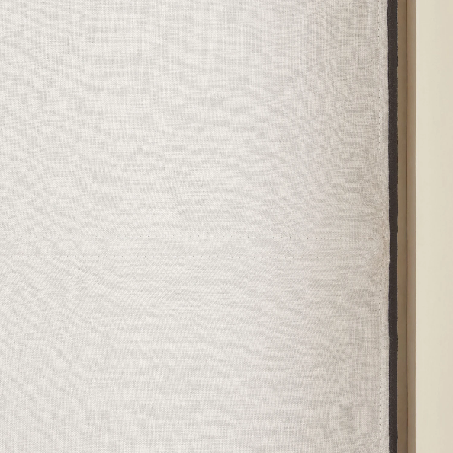 Store Bateau Occultant CARLINA Calcaire Et Bourdon Noir 5 Store Bateau Occultant CARLINA Calcaire Et Bourdon Noir – Image 5